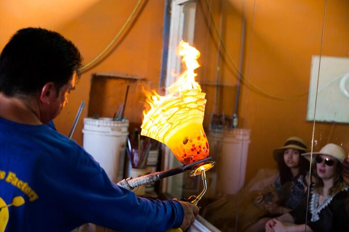 un home que sosté una làmpada encesa amb flames
