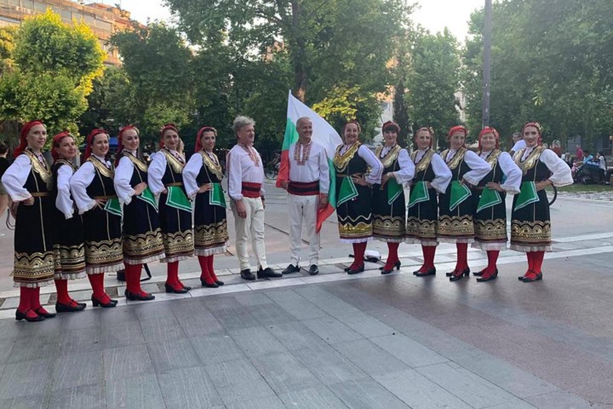 egy csoport nő áll egy zászló előtt