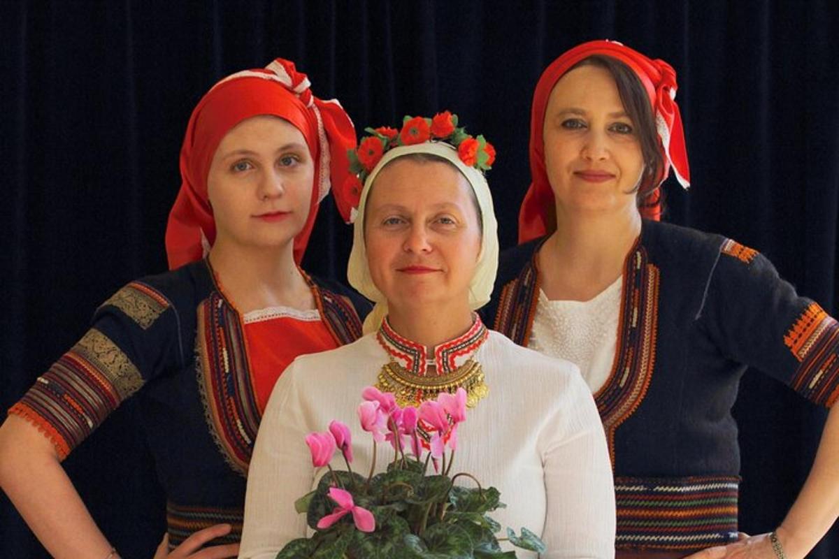 tri ženske v tradicionalnih oblačilih pozirajo za sliko