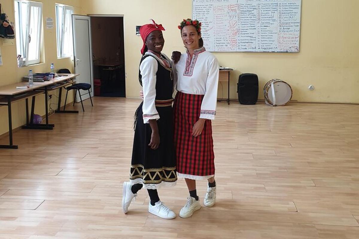 Dvě dívky oblečené ve školních uniformách stojící ve třídě
