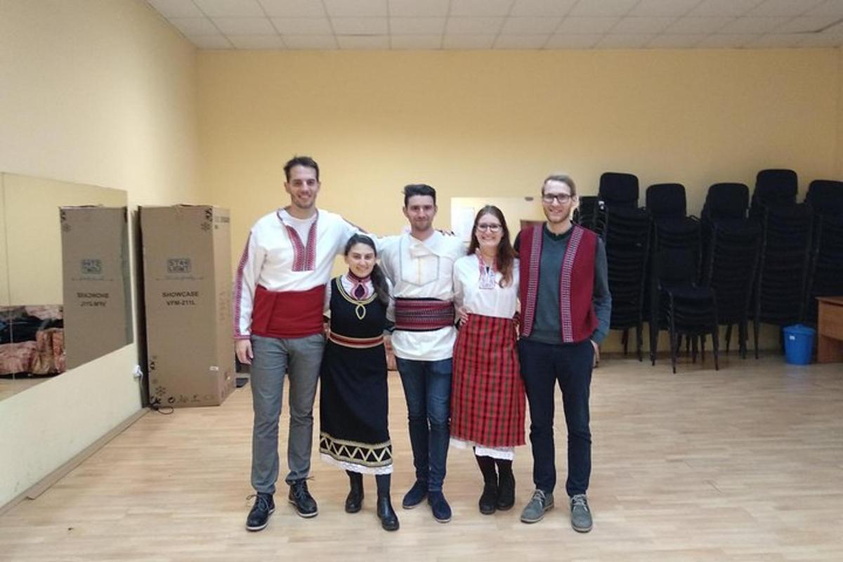 skupina lidí pózujících pro fotografii v místnosti