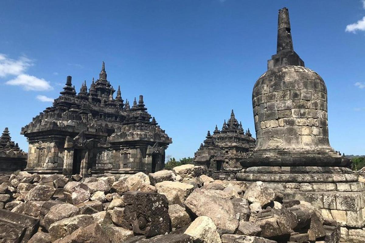 um grupo de templos de pedra no topo de uma pilha de rochas