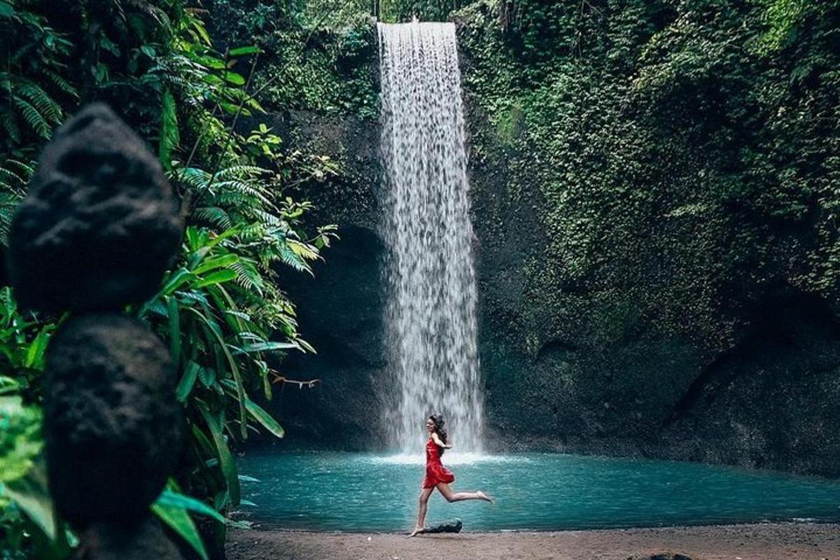 una donna che corre davanti a una cascata