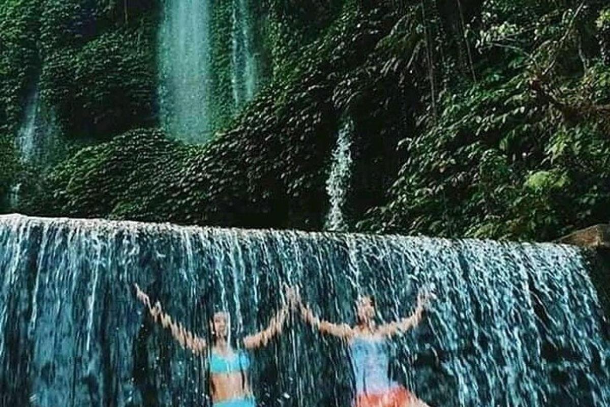 due persone in piedi davanti a una cascata