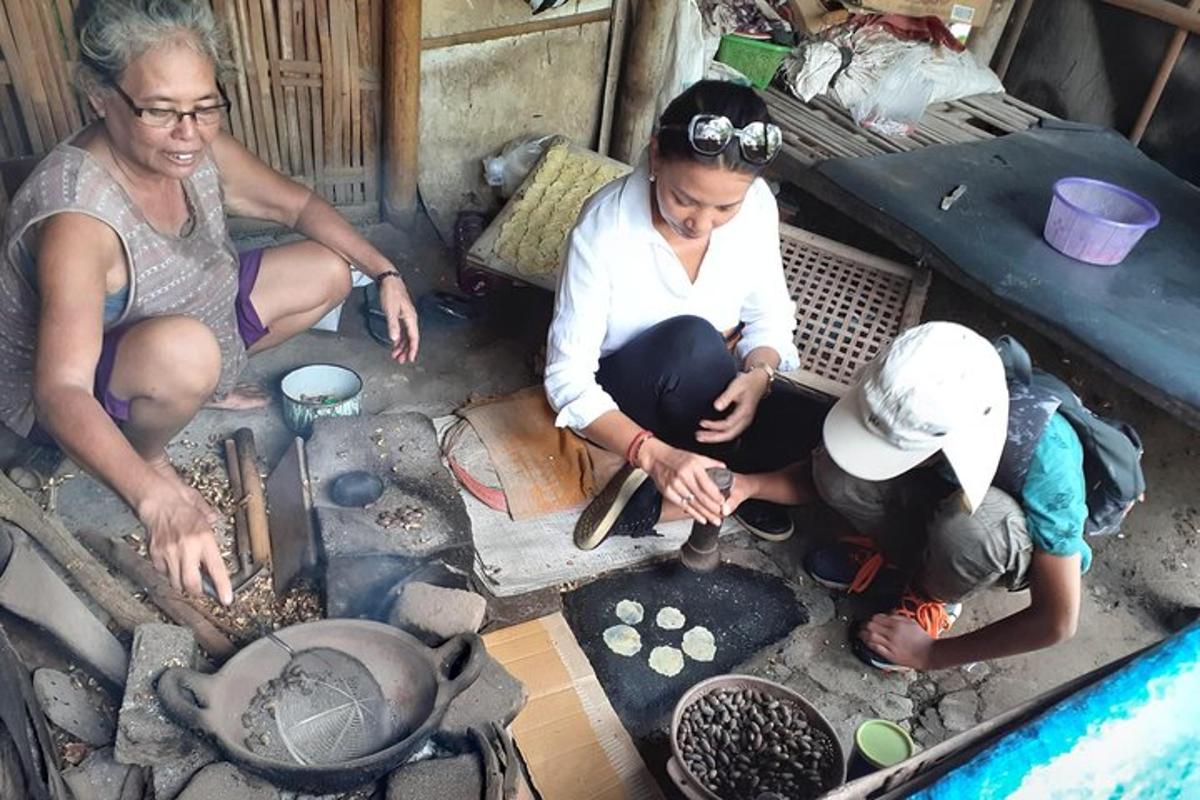 sekumpulan orang memasak makanan di atas panggangan