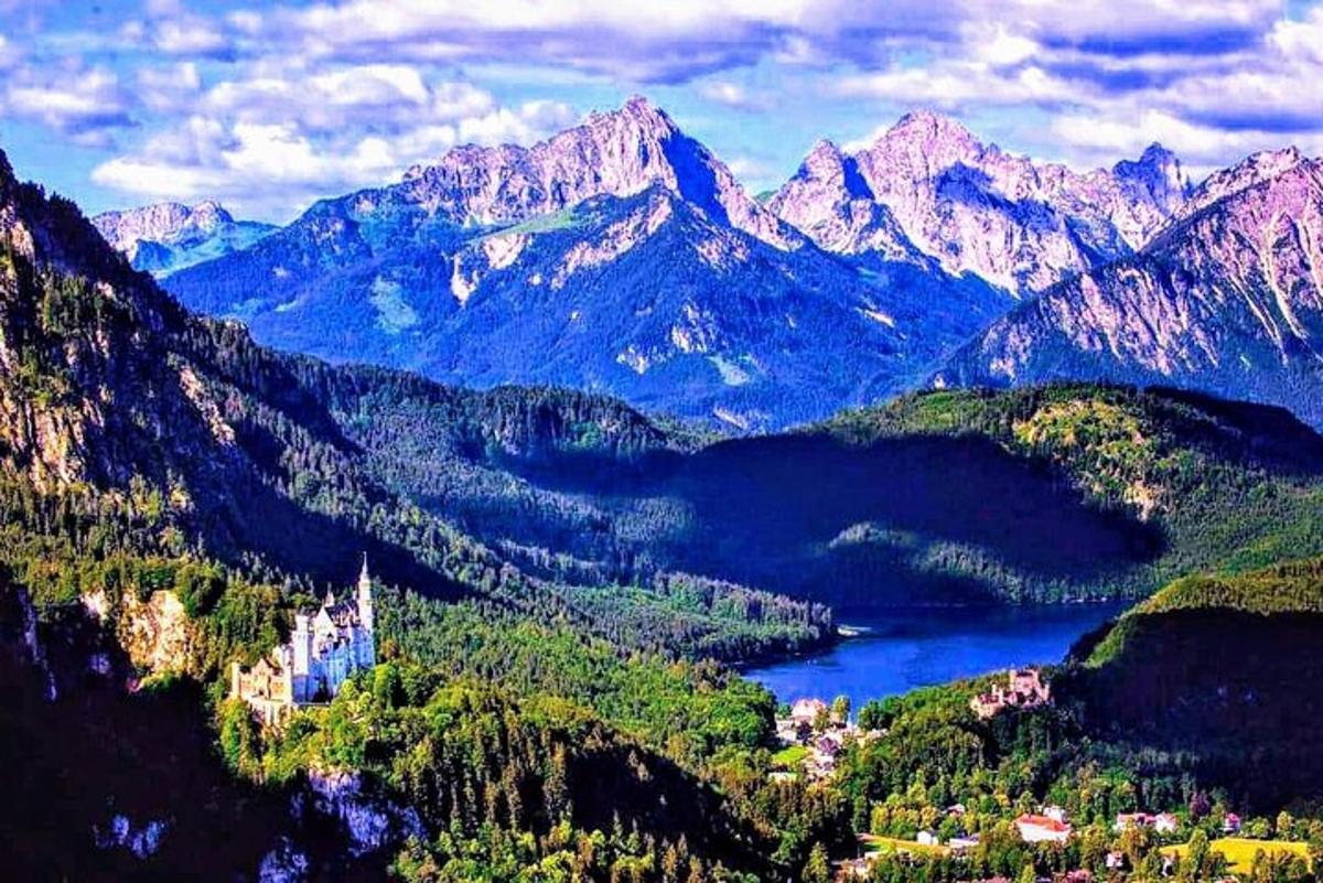 una vista di una valle di montagna con un lago
