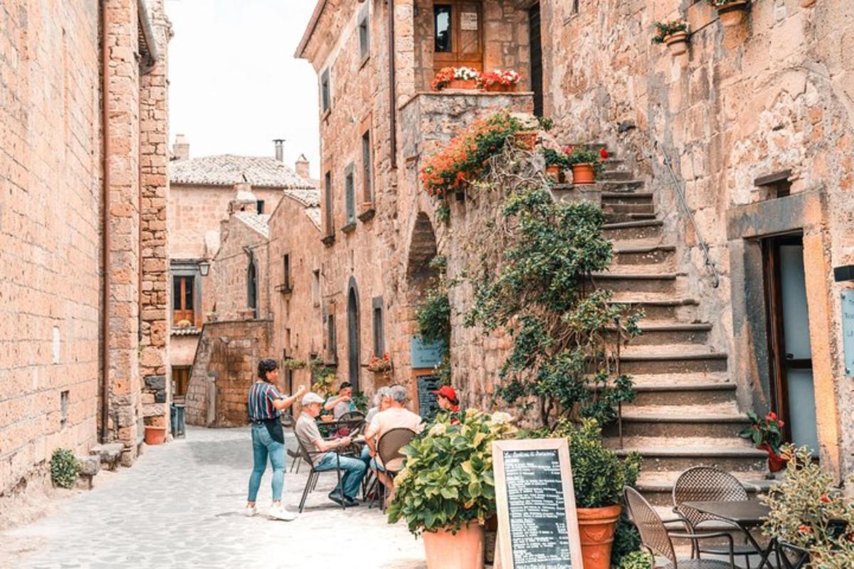 un gruppo di persone sedute a un tavolo in un vicolo
