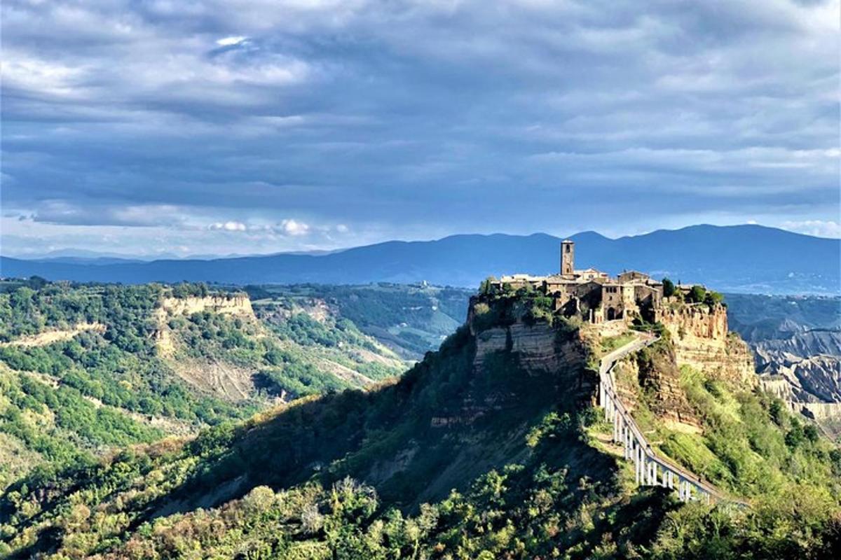un castello in cima a una montagna