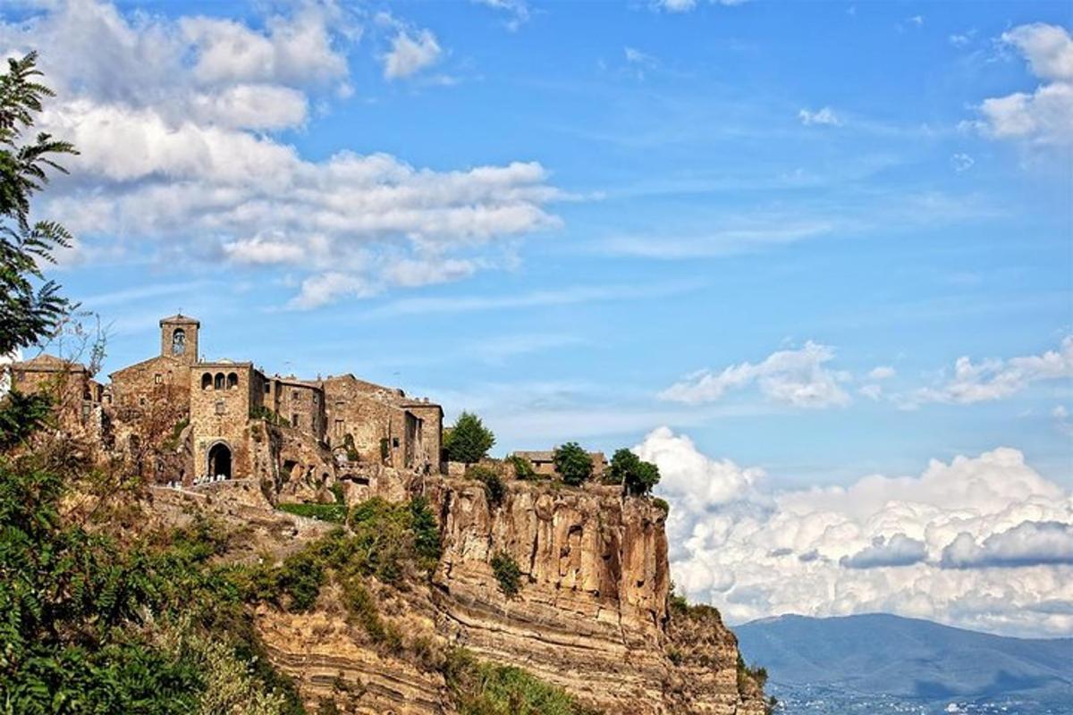 un castillo en la cima de una montaña en el cielo