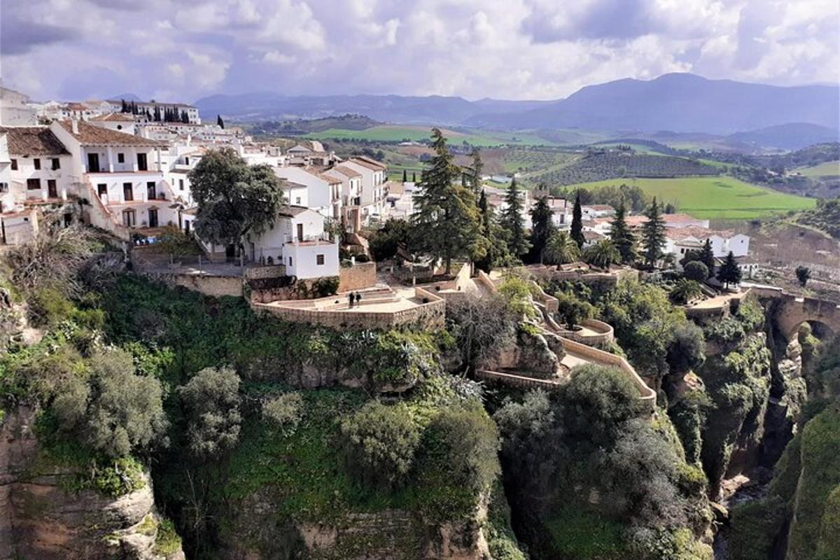 un villaggio sul fianco di una montagna
