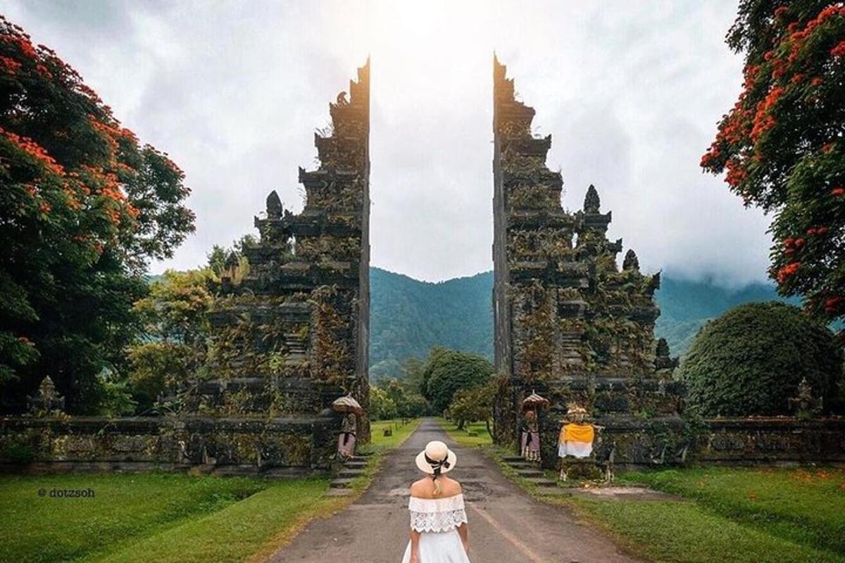 seorang wanita bergaun putih berjalan di jalan