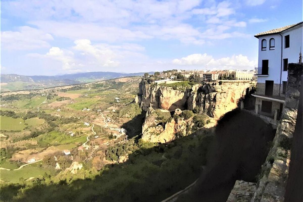 un edificio sul fianco di una montagna con vista