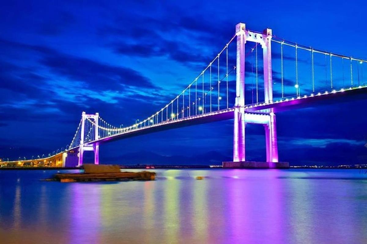 un grande ponte sull'acqua di notte
