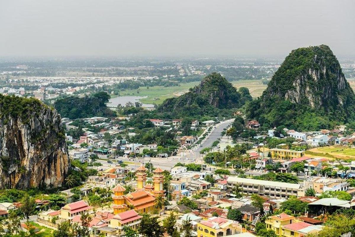una vista di una città con le montagne sullo sfondo