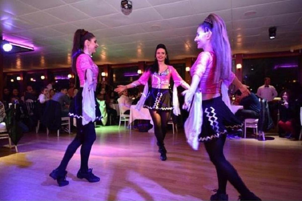 Tres chicas bailando en la pista de baile en una fiesta.