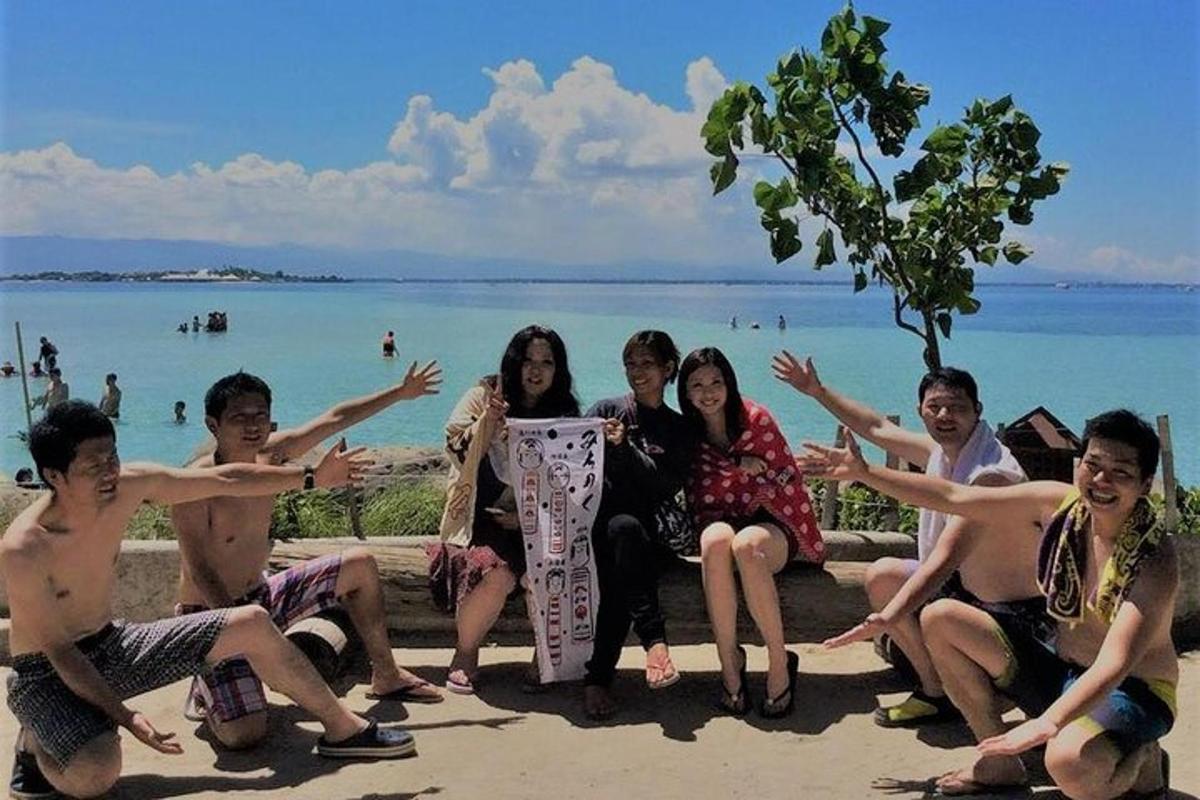một nhóm người đang ngồi trên bãi biển