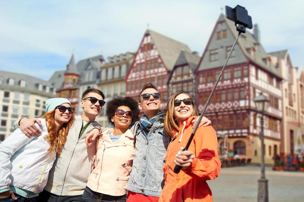 un gruppo di persone in posa per una foto con un ombrello