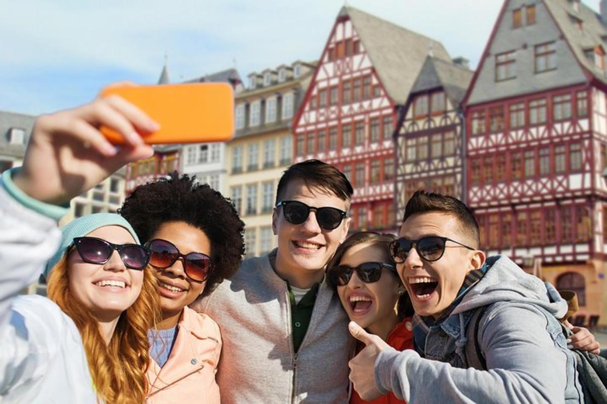un gruppo di persone che scattano una foto davanti agli edifici