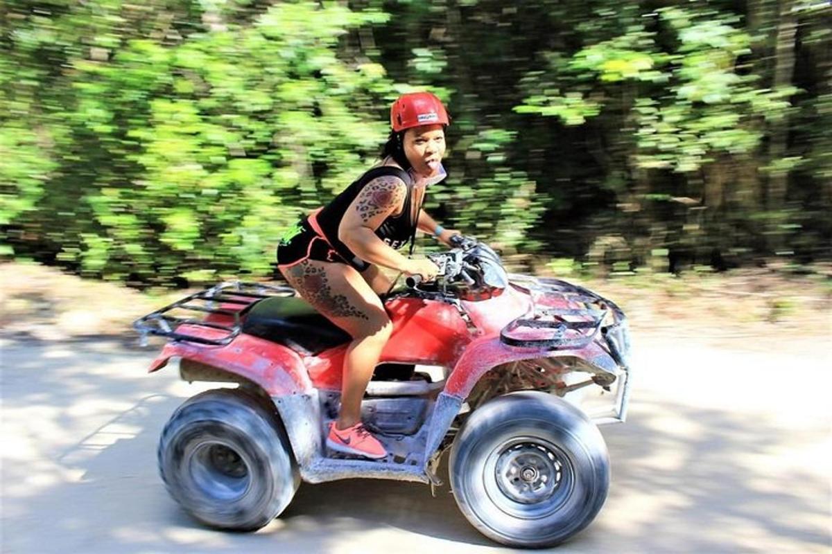 Žena jede na hračce na čtyřkolce