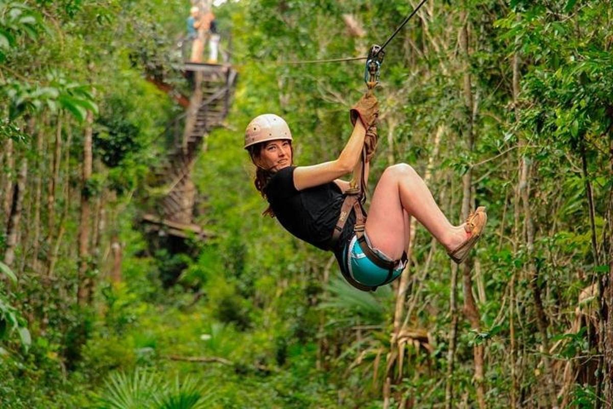 žena na zip line v džungli