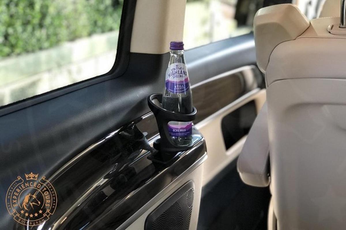 láhev limonády sedící v zadní části auta