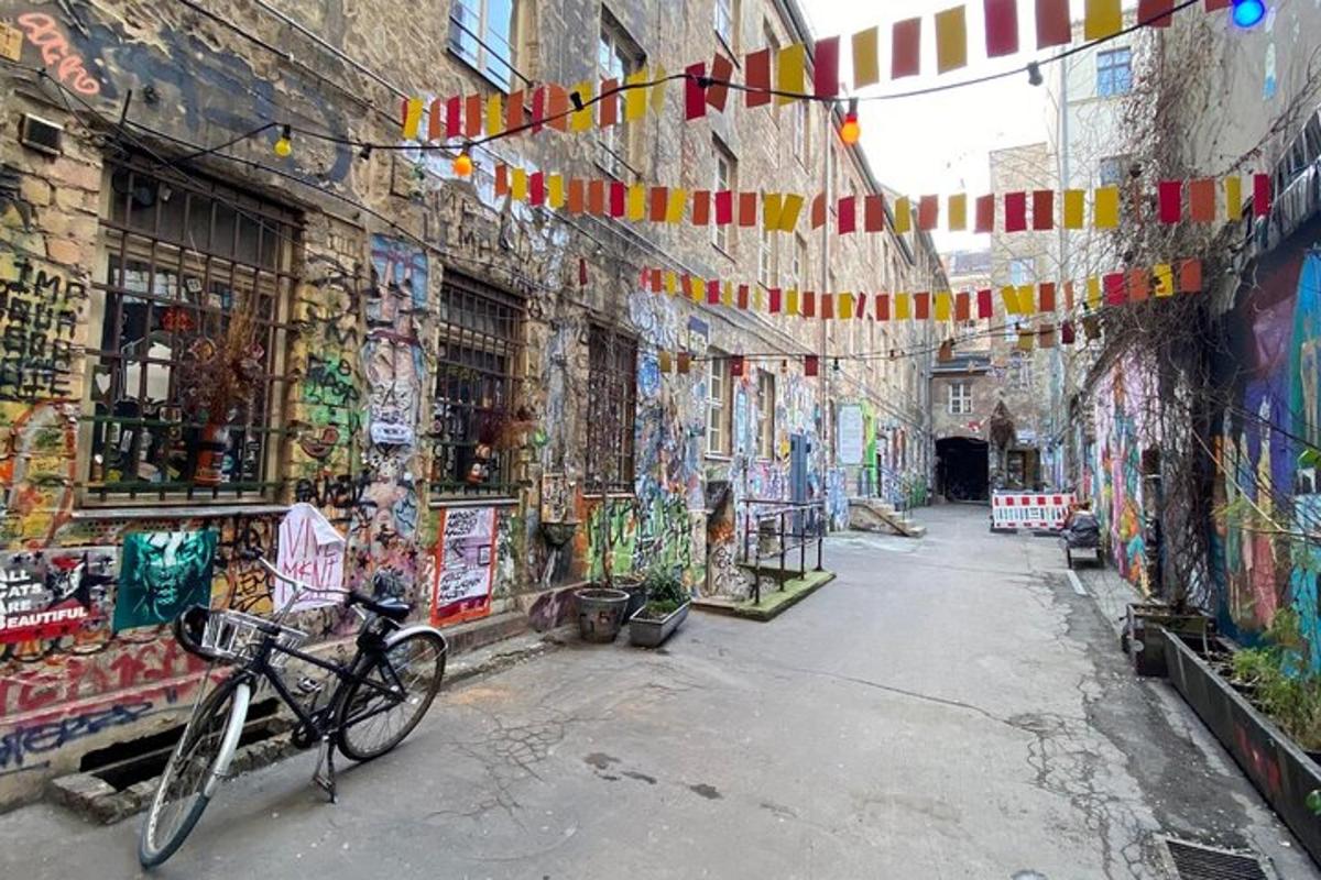una bicicletta parcheggiata in un vicolo con graffiti