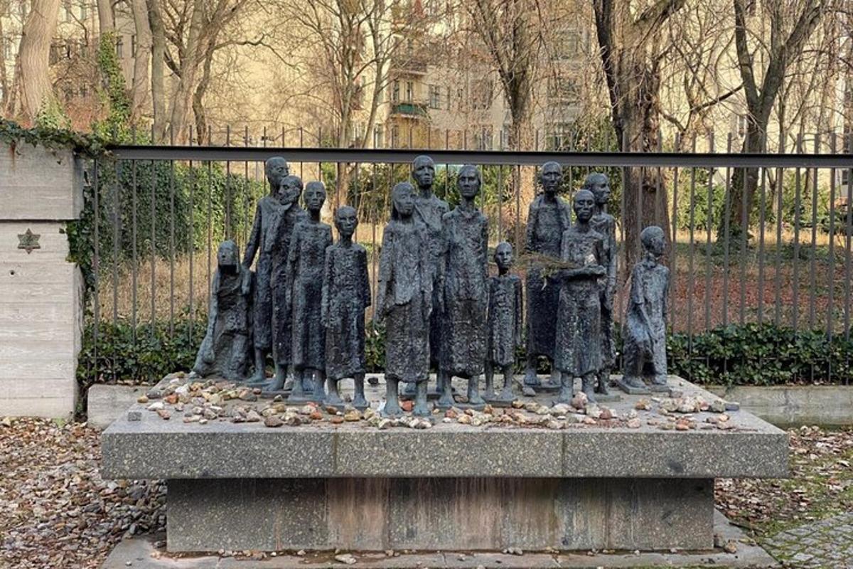 una statua di un gruppo di persone su una panchina