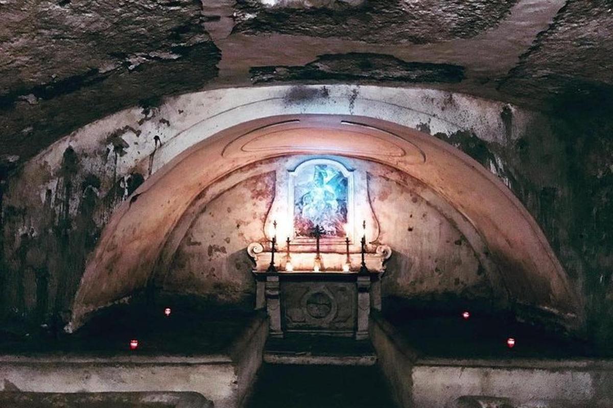 una piccola cappella con una vetrata in un tunnel
