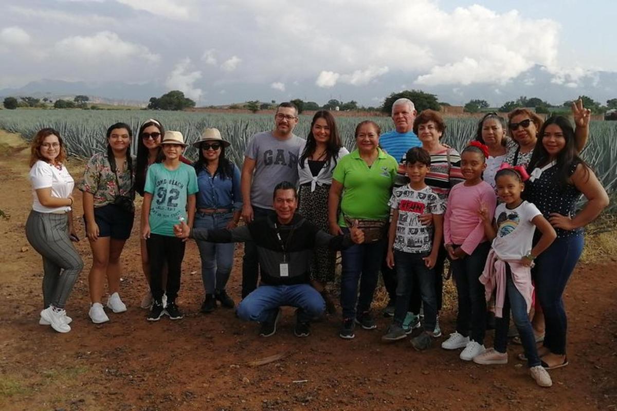 um grupo de pessoas posando para uma foto em um campo