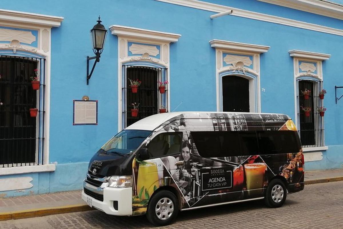 uma van estacionada em frente a um prédio azul