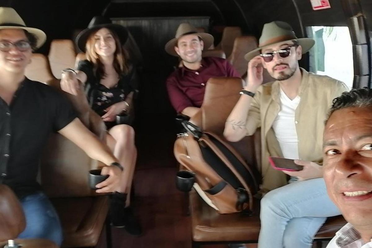 um grupo de pessoas sentadas na parte de trás de um ônibus
