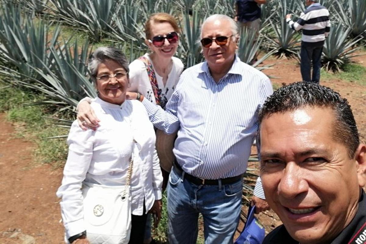 um grupo de pessoas posando para uma foto
