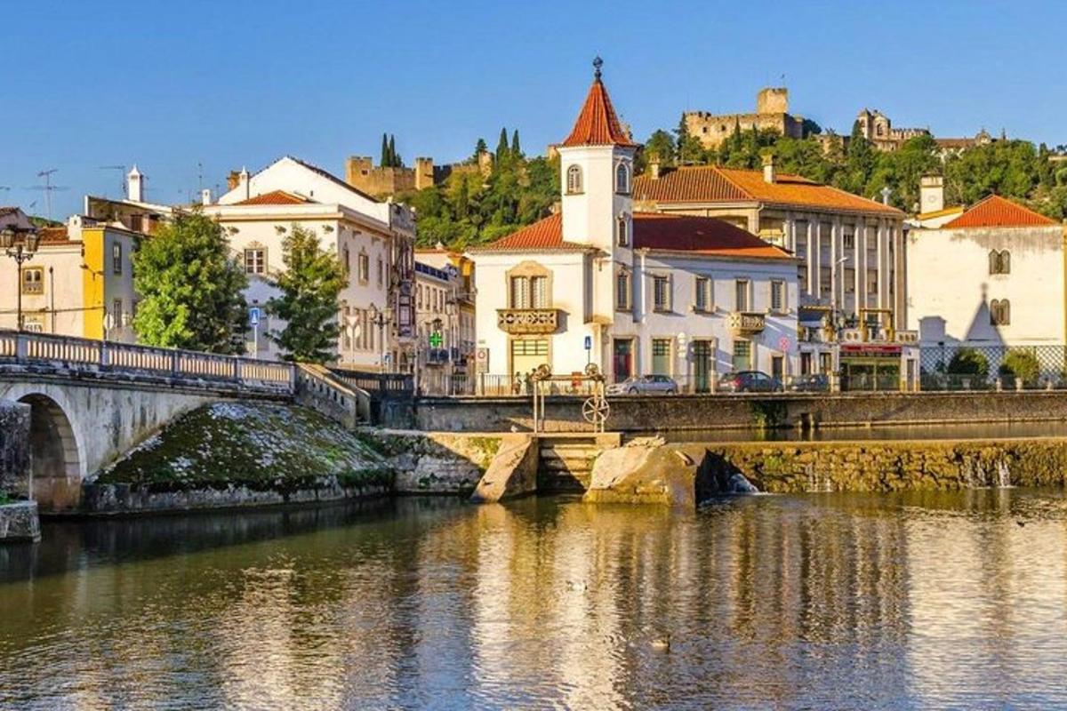 uma cidade com uma ponte sobre um rio com edifícios