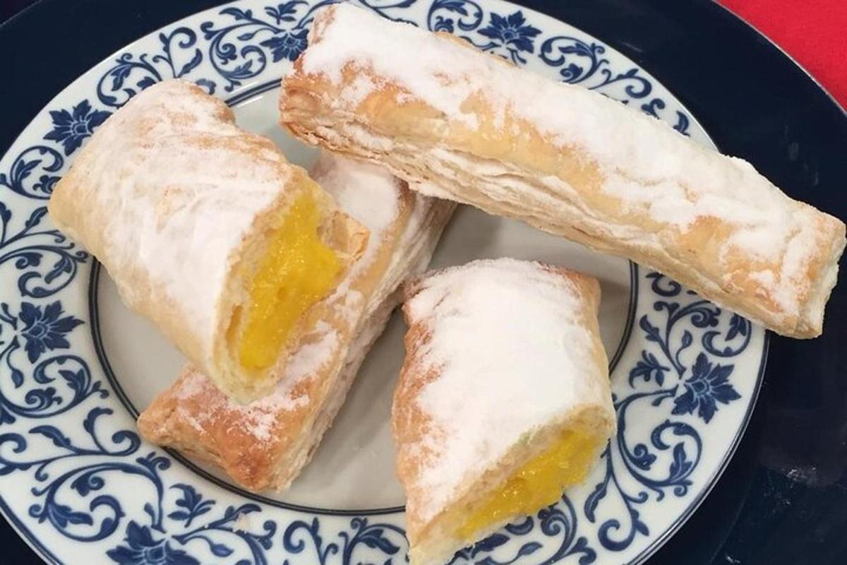 tre pezzi di pane su un piatto blu e bianco