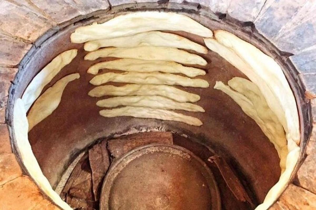 egy közeli kép egy pizzakemencéről fehér cukormázzal