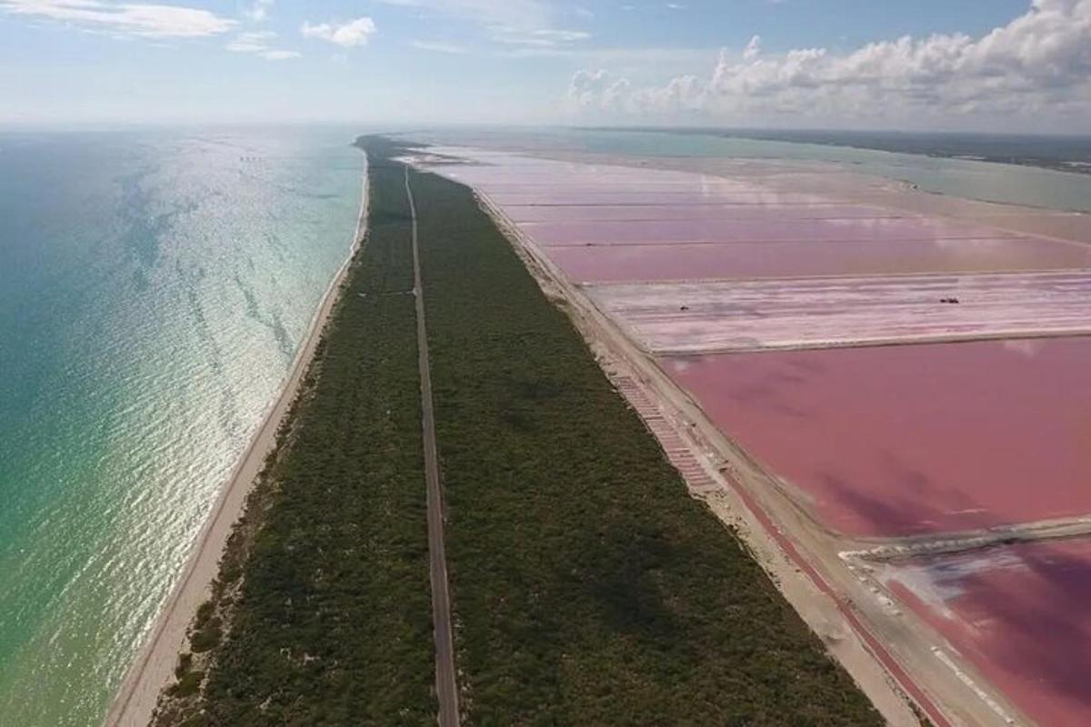 o vedere aeriană a unei insule din ocean