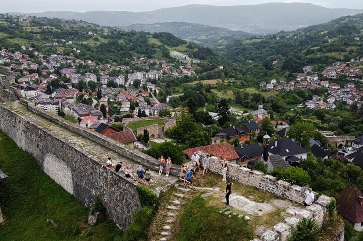 un groupe de personnes debout au sommet d'un château