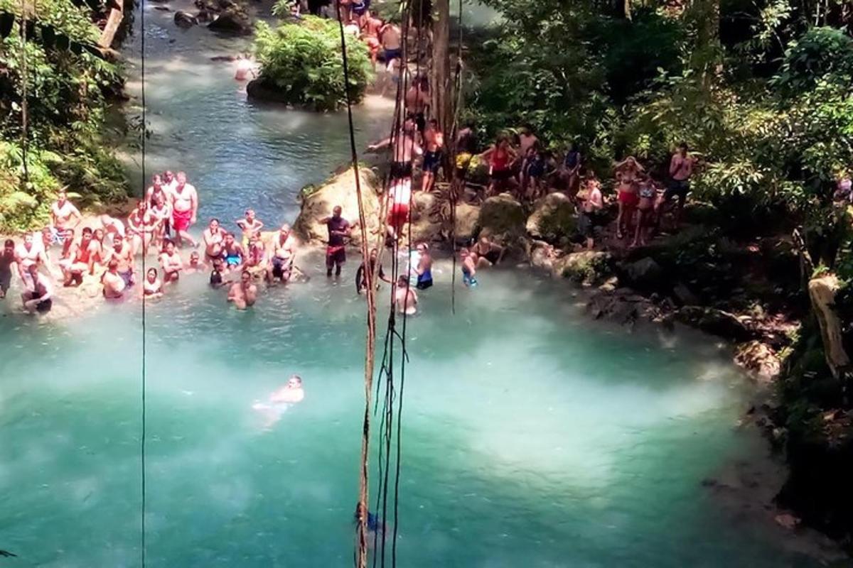 um grupo de pessoas na água de uma cachoeira