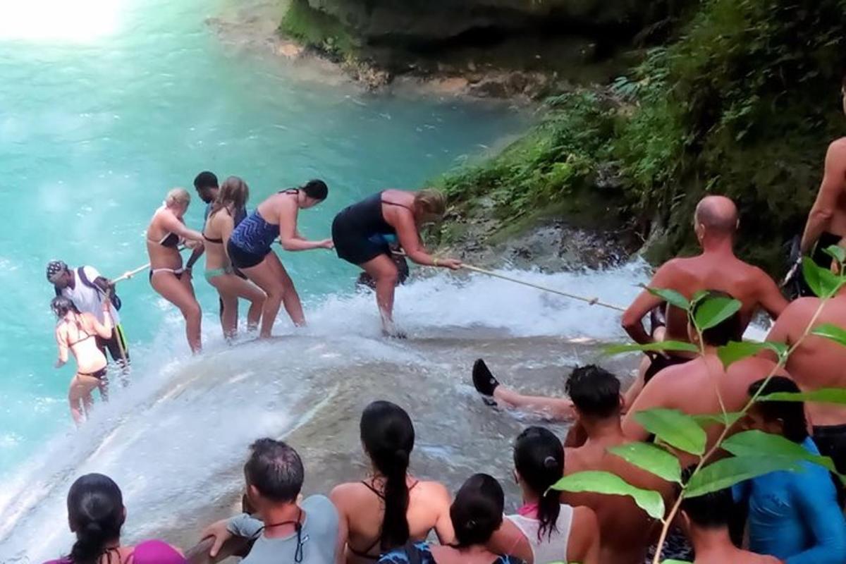 sekumpulan orang di atas rakit di dalam air
