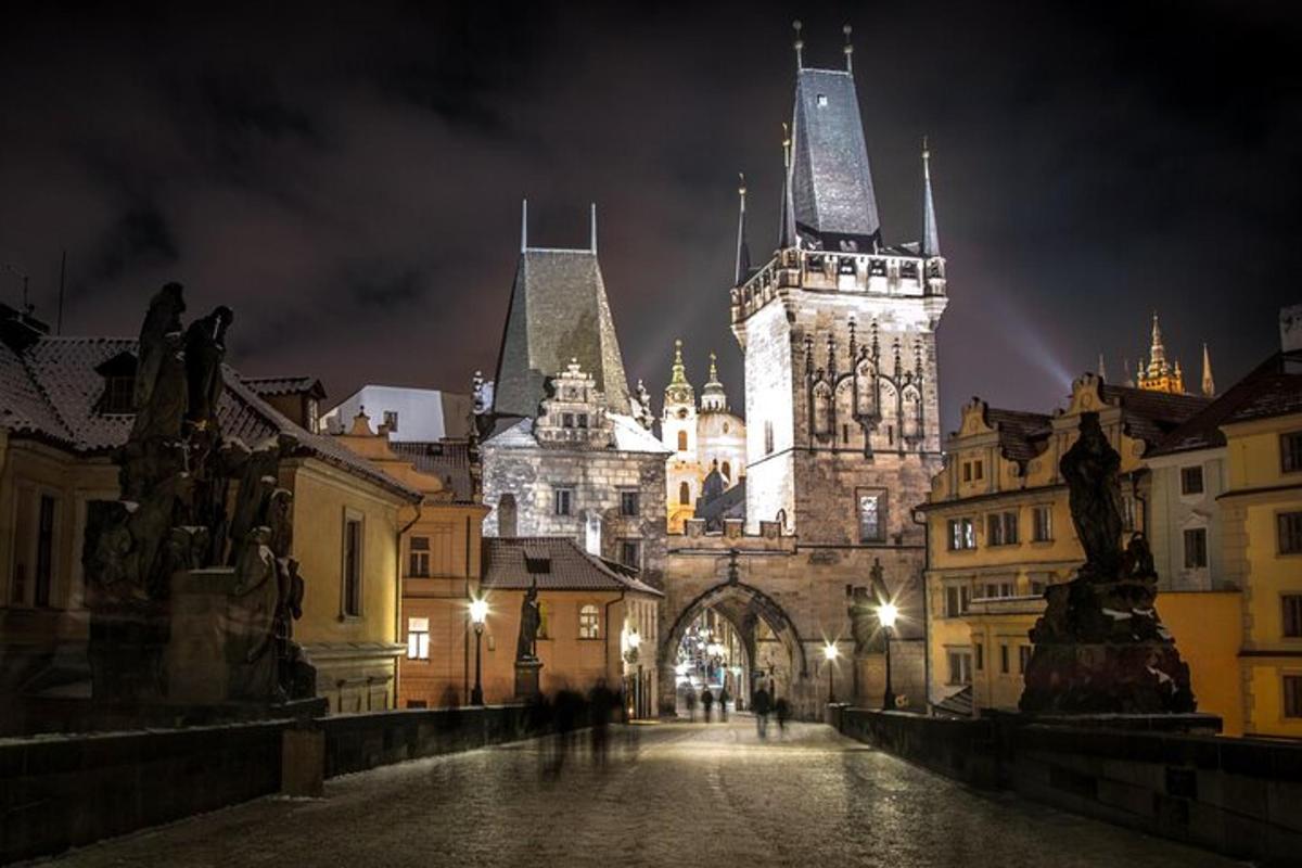 um grande edifício com uma torre do relógio à noite