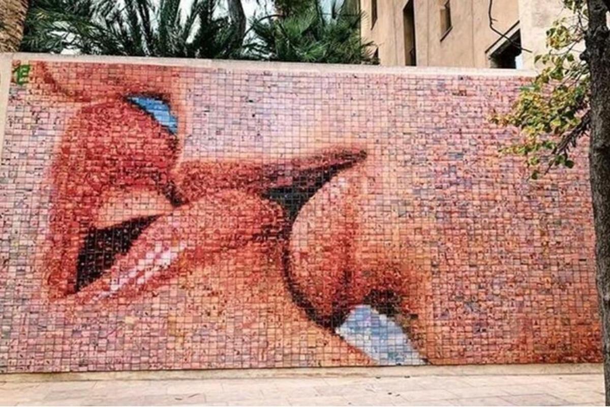 جدارية لفيل على جدار من الطوب