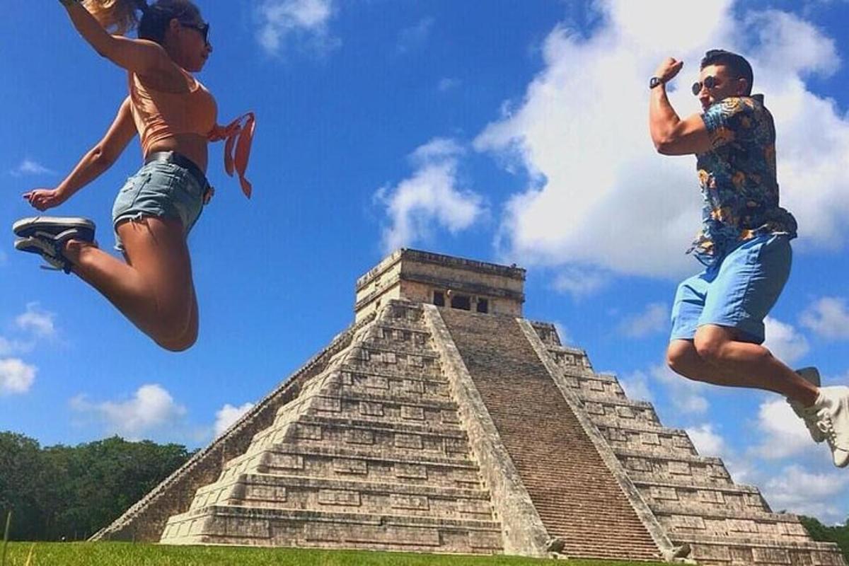 dva lidé skákající před pyramidou