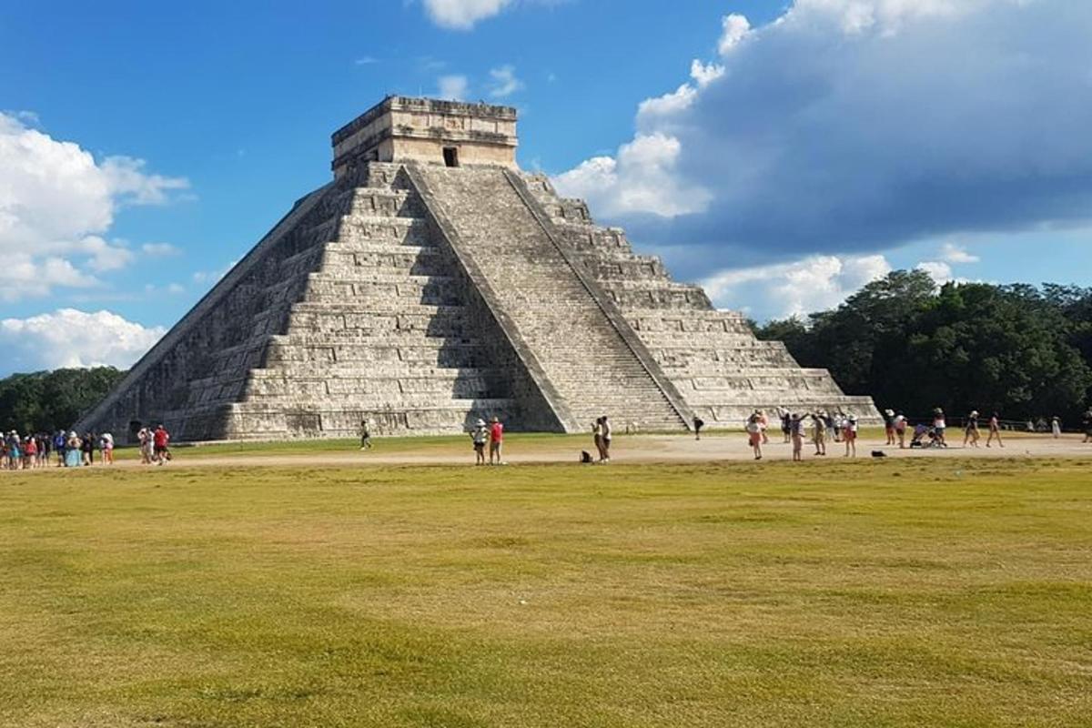 pyramida, kolem které chodí spousta lidí