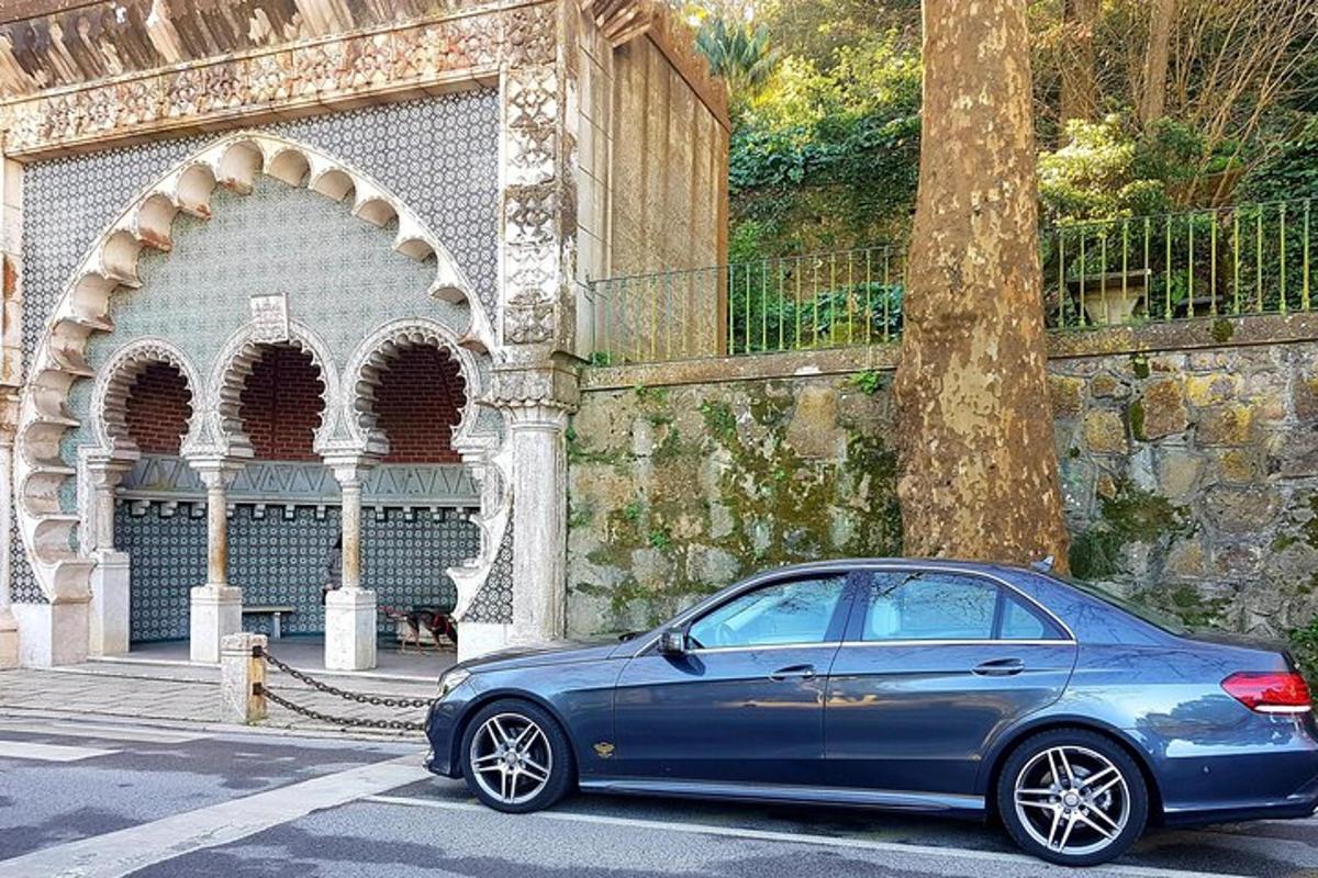 Un coche azul aparcado delante de un edificio