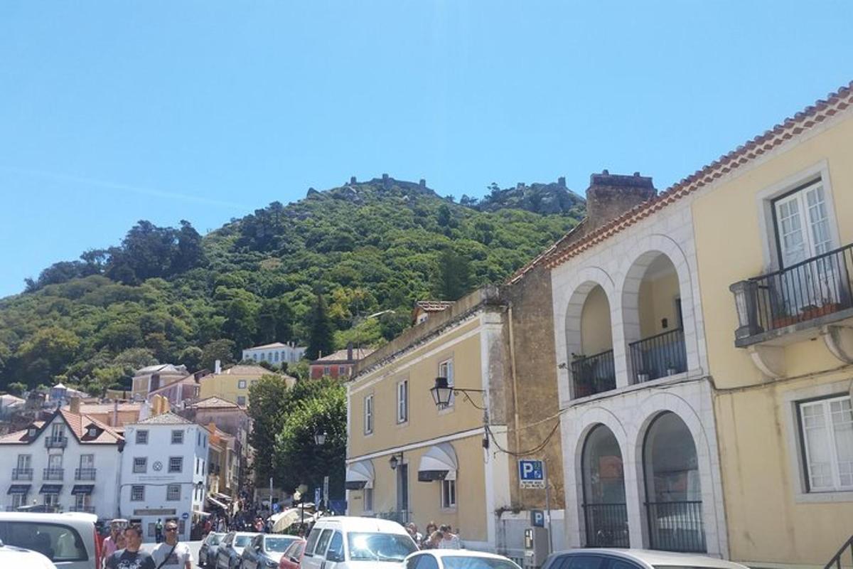 μια ομάδα κτιρίων σε έναν δρόμο με ένα βουνό