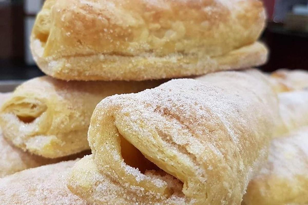 ένα σωρό από ντόνατς καλυμμένα με ζάχαρη, στοιβαγμένα το ένα πάνω στο άλλο