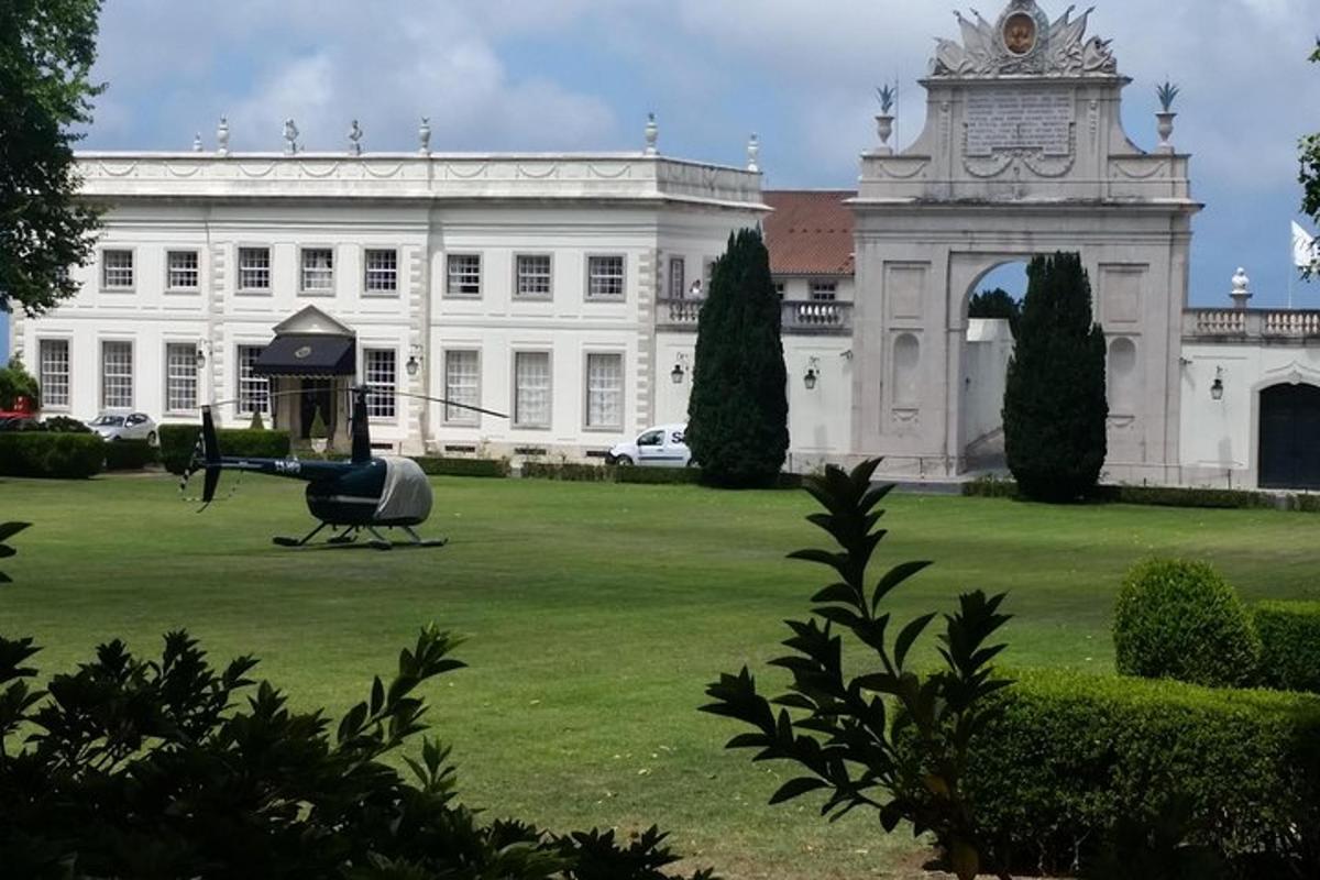 helikopter pred veliko belo stavbo