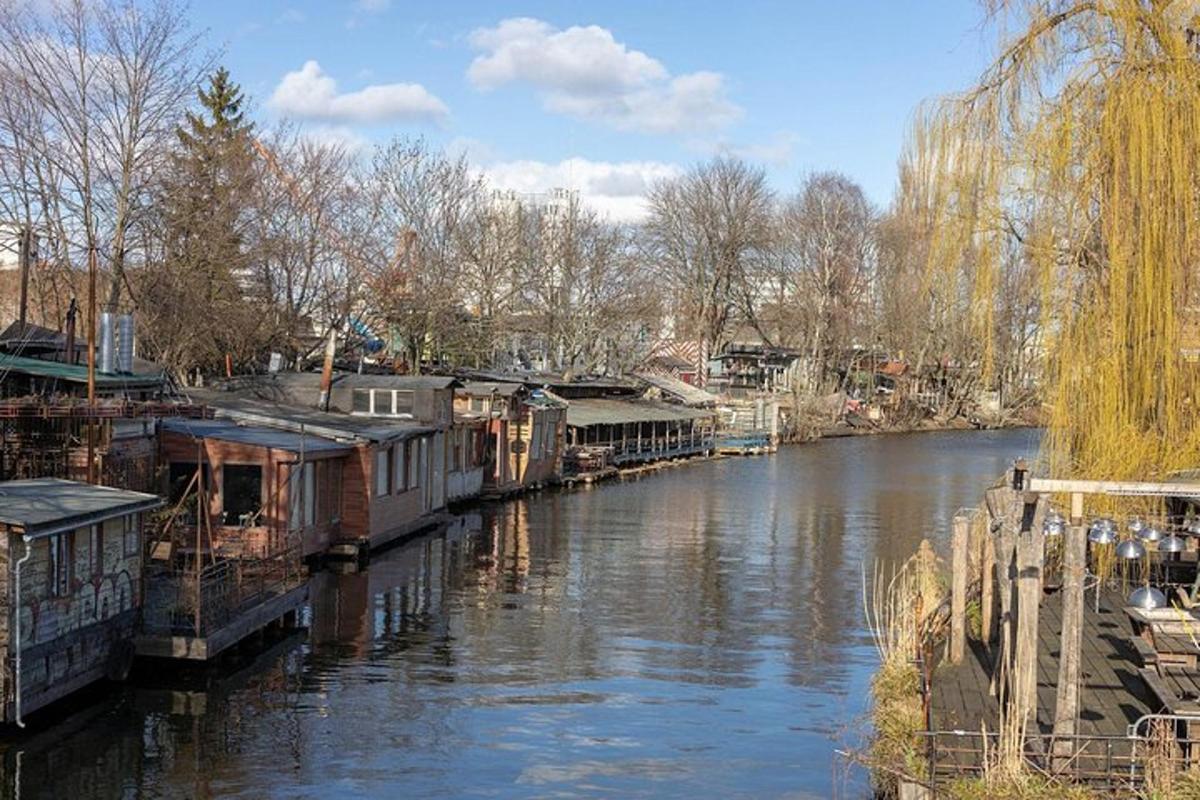 un fiume con case sulle rive