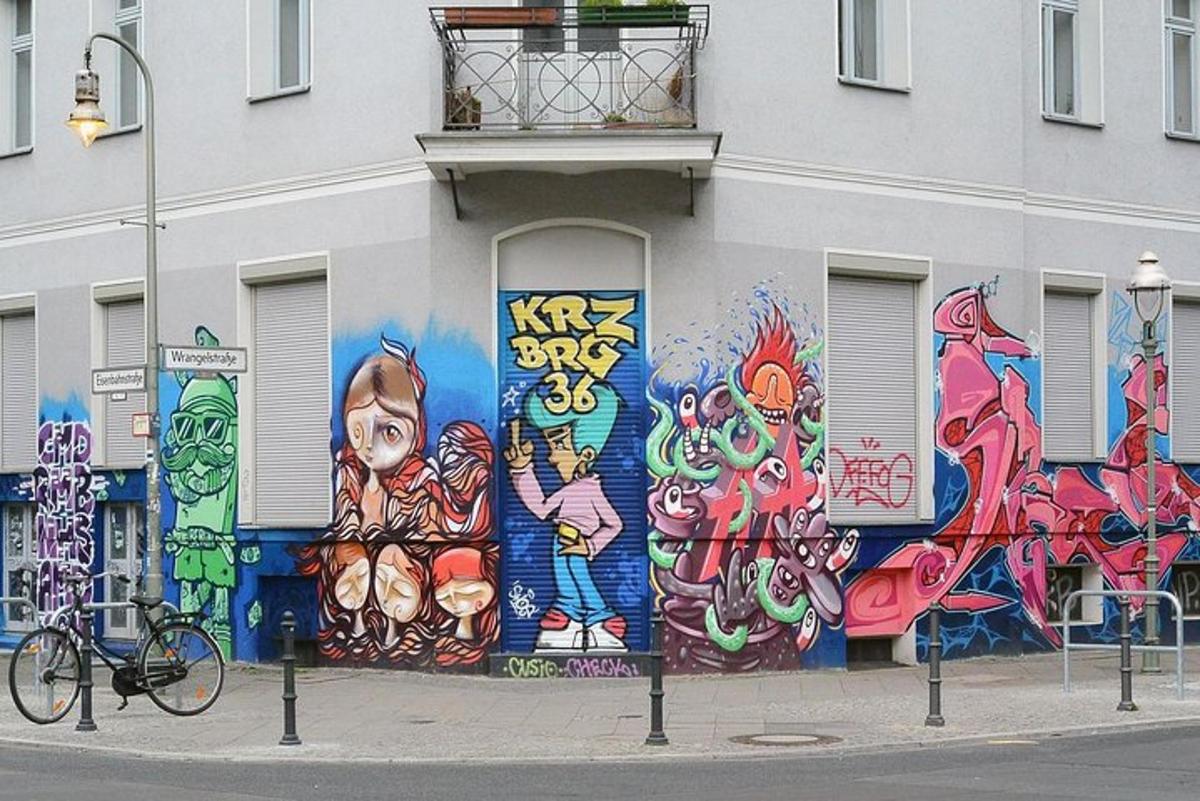 stavba z zidom, prekritim z grafiti