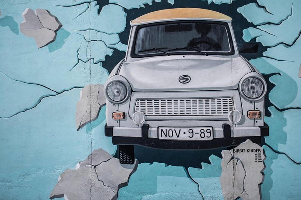 un dipinto di un'auto su un muro